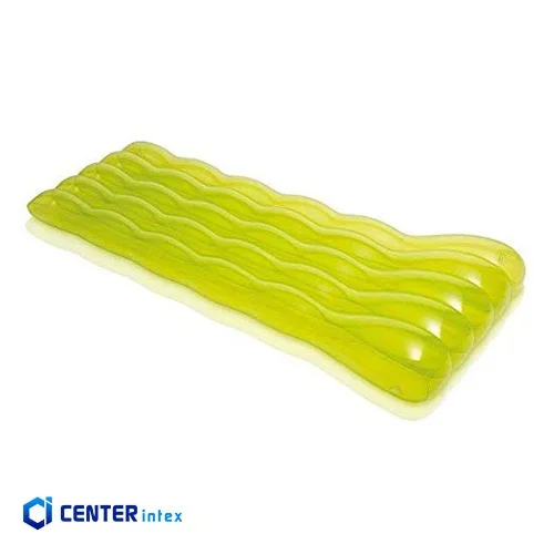 تشک بادی روی آب مواج سبز شفاف