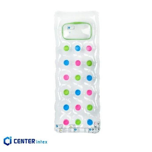 تشک بادی روی آب شفاف سبز بزرگسال